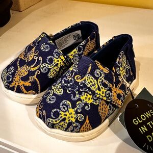 TOMS Tiny Classic Blue Octoglow Glow in Dark Canvas Size T4